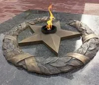 Бронзовый венок со звездой вечного огня в Казани (518550)
